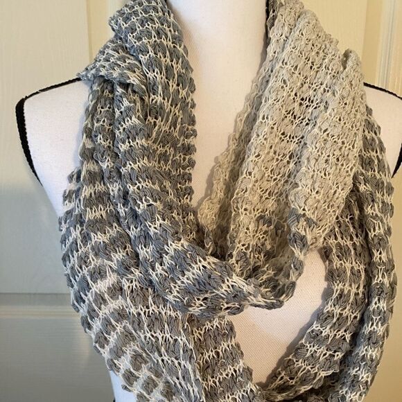 Pins and needles, grey & white infinity scarf - Picture 2 of 4